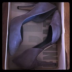 Grey pumps